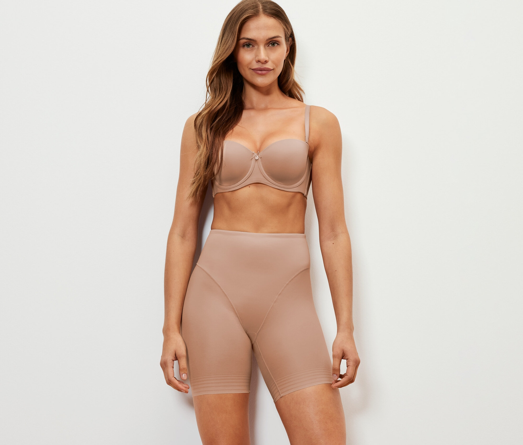 Femme posant en soutien-gorge et short beige Shaping.