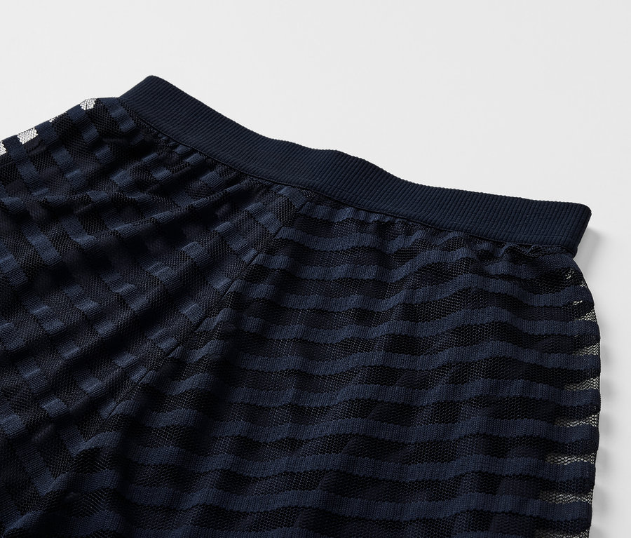 Vue détaillée d'une jupe en maille.