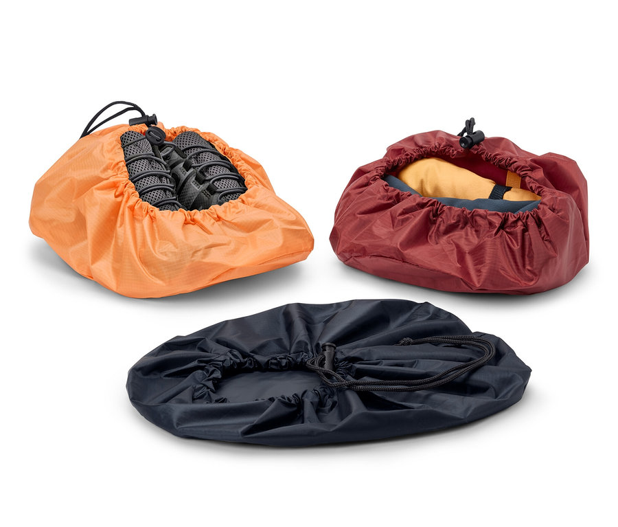 Trois fourre-tout orange, bordeaux et bleu marine.