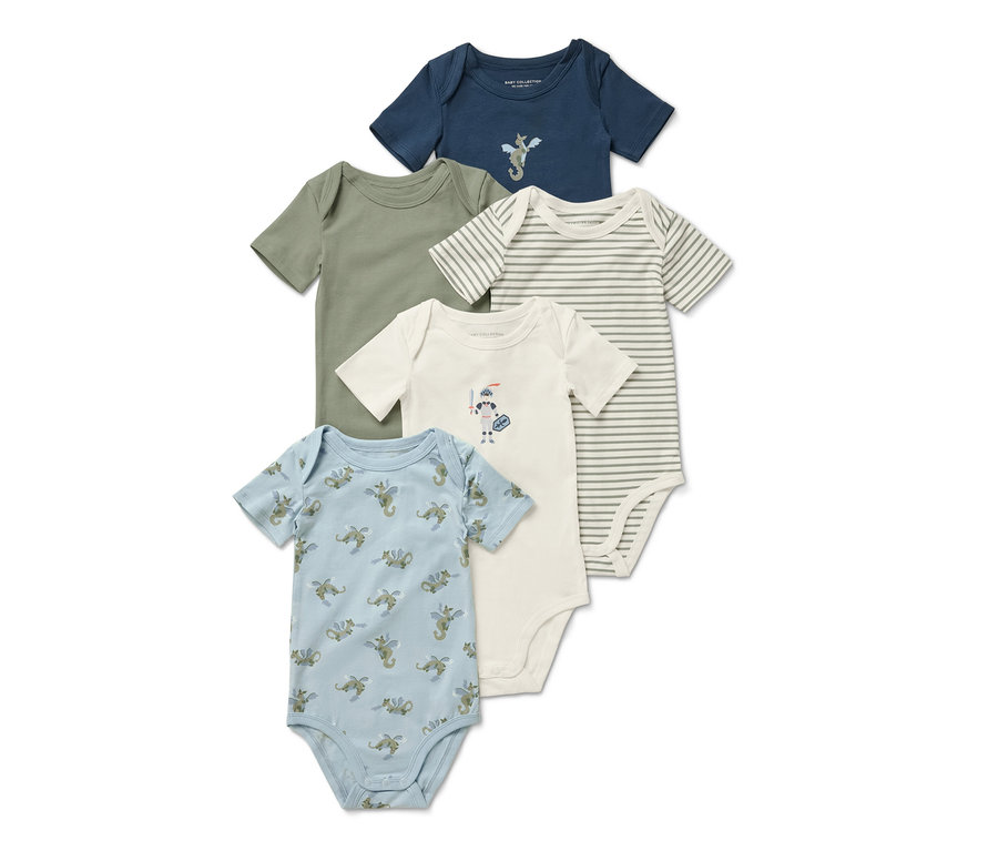 Cinq bodys évolutifs à manches courtes pour bébé, de couleurs bleu, vert, blanc et bleu clair. Les bodys sont imprimés de motifs de chevalier et de dragon.