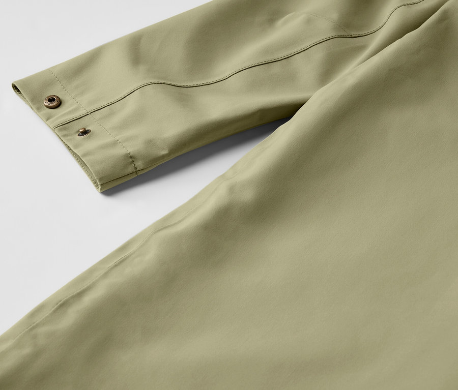 Détail d'un manteau de pluie kaki.