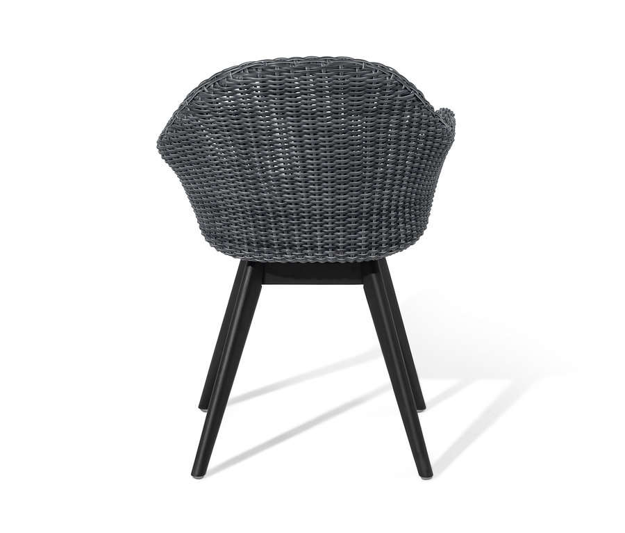Vue arrière d'une chaise à coque avec tressage en polyrotin.