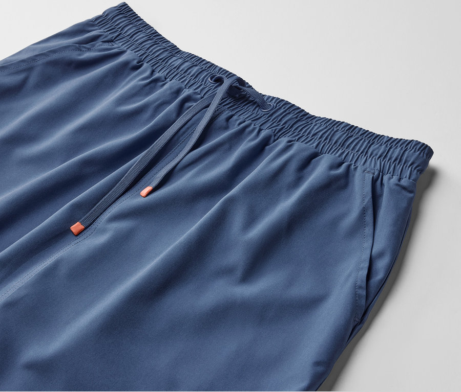 Short-jupe fonctionnel bleu avec une taille élastique et un cordon de serrage.