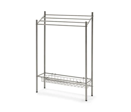 Un porte-serviettes en métal argenté avec trois barres en haut et un panier en fil de fer en bas.