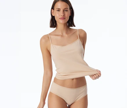 Une femme tient un débardeur beige et porte un 2
Hipster SCHIESSER, sable.