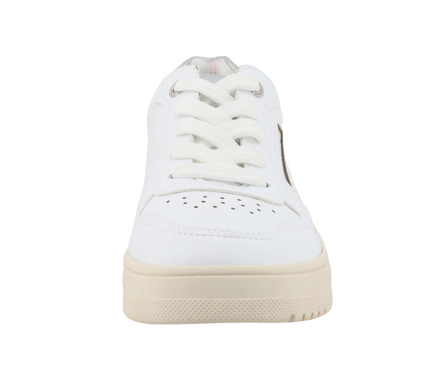 Gros plan d'une basket blanche Tom Tailor en PU avec des lacets blancs.