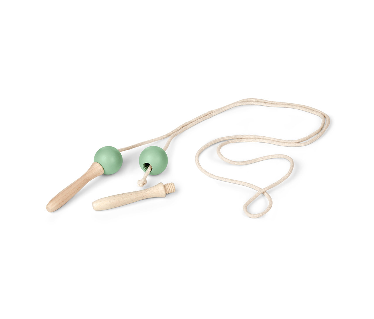 Une corde à sauter démontée avec des poignées en bois et des boules vertes.