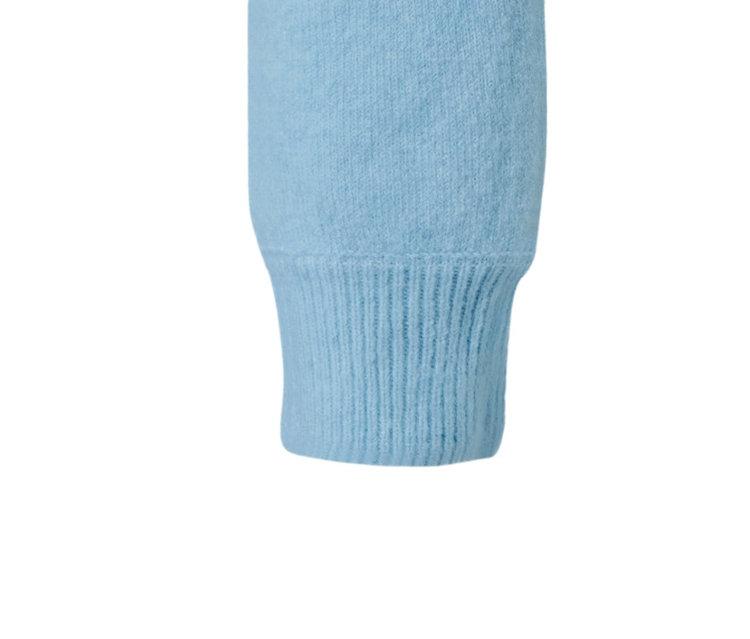 Cardigan bleu clair avec col et boutons.