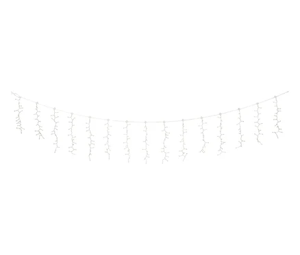Une guirlande lumineuse est suspendue verticalement sur un fond blanc.
