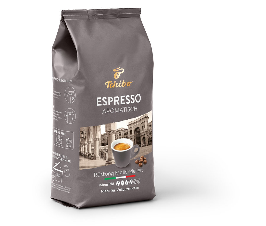 Un paquet gris de café en grains Tchibo Expresso aromatique. Sur l'emballage, il y a une tasse d'expresso et une architecture milanaise.
