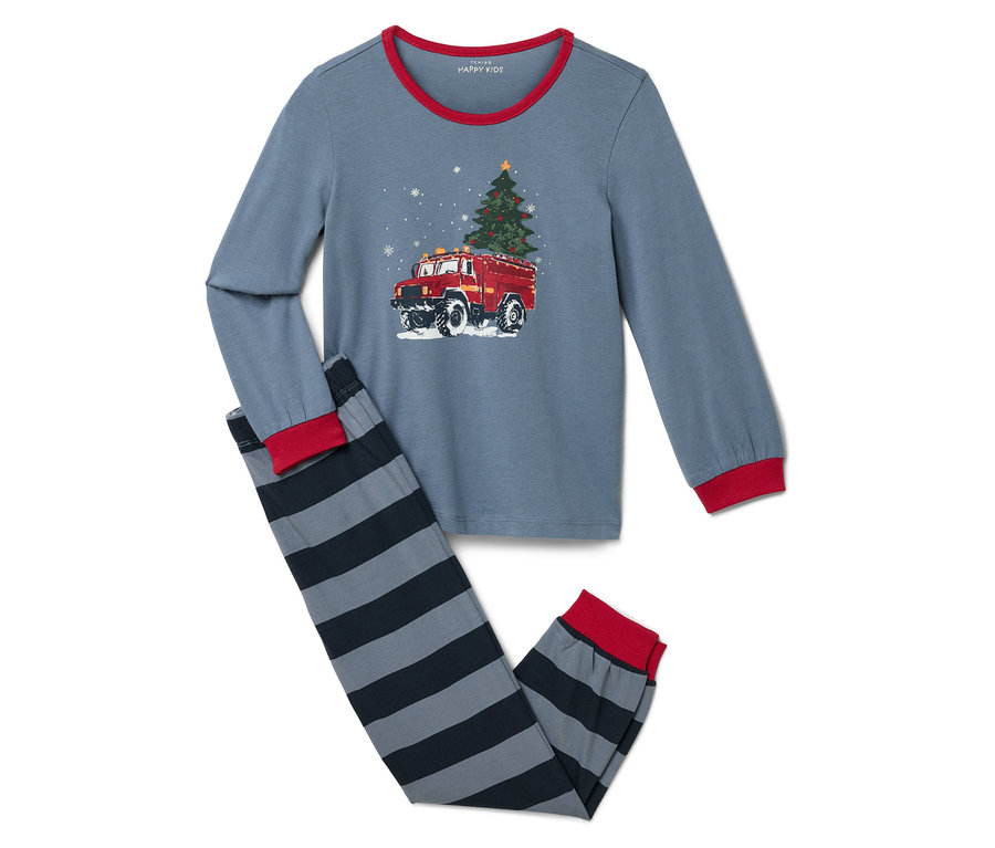 Pyjama bleu avec des bordures rouges et un imprimé de camion de pompiers avec un arbre de Noël.