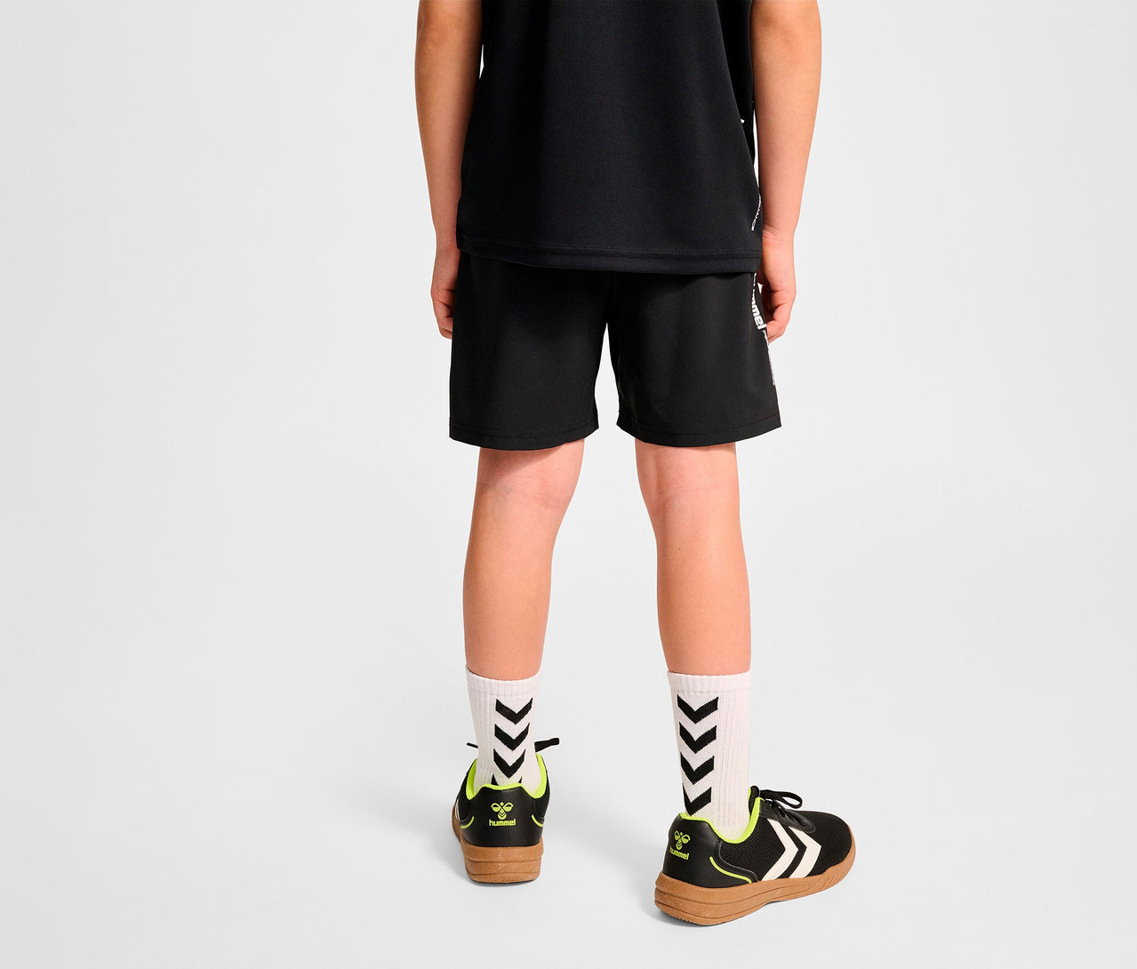 Garçon vu de dos portant un short d’entraînement HUMMEL HMLJR Pulse, noir.