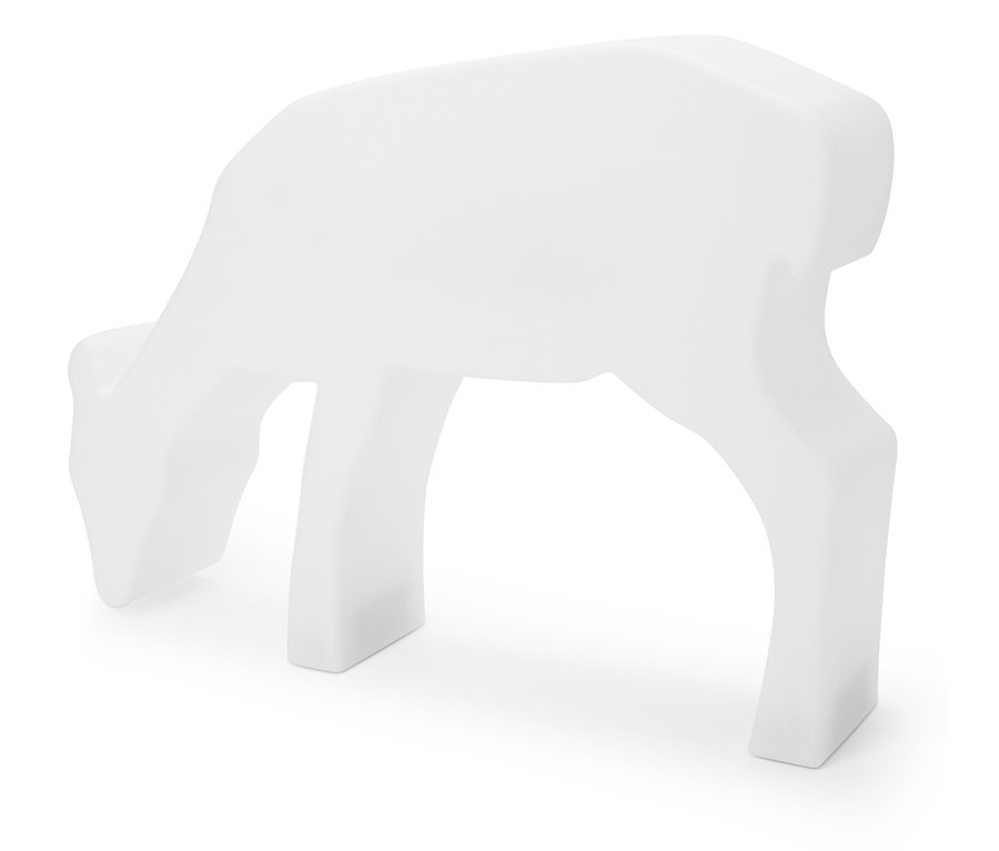 Statue blanche de faon broutant sur fond blanc.