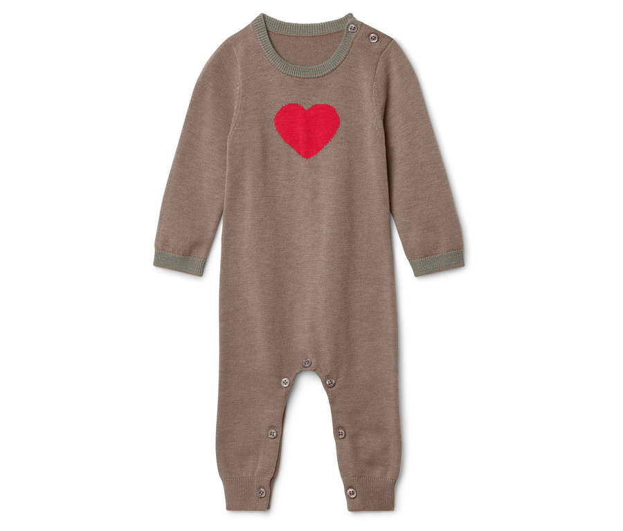 Combinaison marron pour bébé avec manches longues et coeur rouge.
