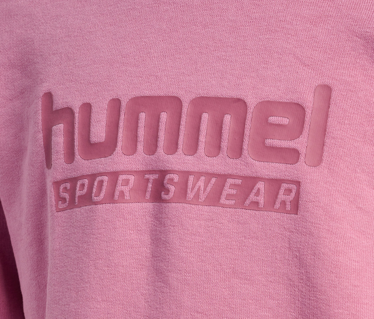 Vue détaillée d'un sweat-shirt rose HUMMEL HMLJR Base avec l'inscription "hummel SPORTSWEAR".