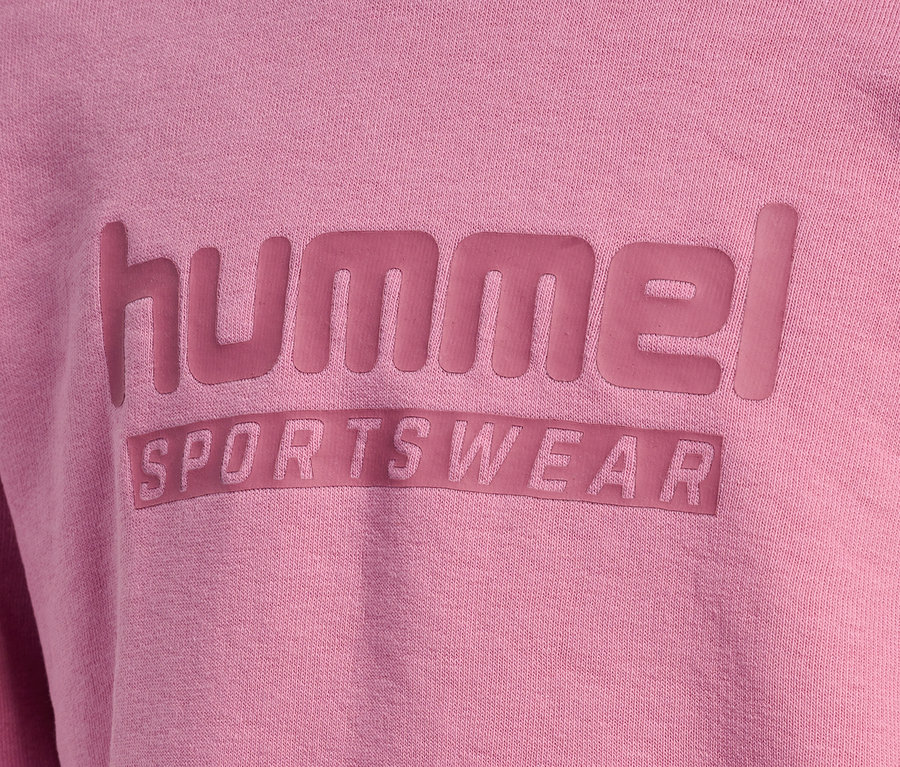 Vue détaillée d'un sweat-shirt rose HUMMEL HMLJR Base avec l'inscription "hummel SPORTSWEAR".