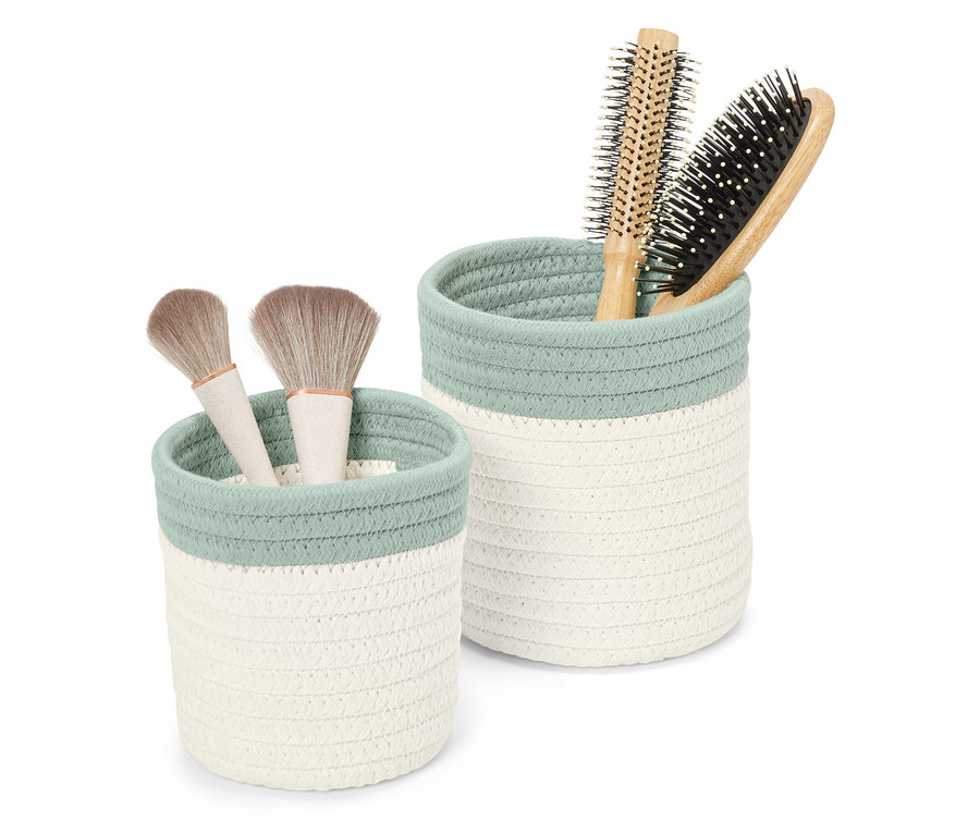 Deux paniers de rangement, l'un contenant des pinceaux de maquillage, l'autre des brosses à cheveux.