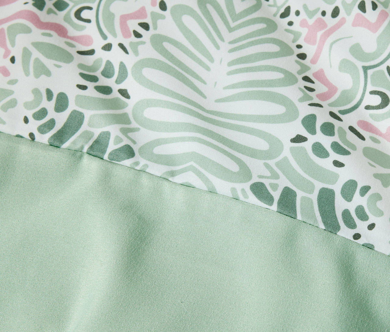 Détail d'une parure de lit en microfibre verte, taille normale, avec un motif.