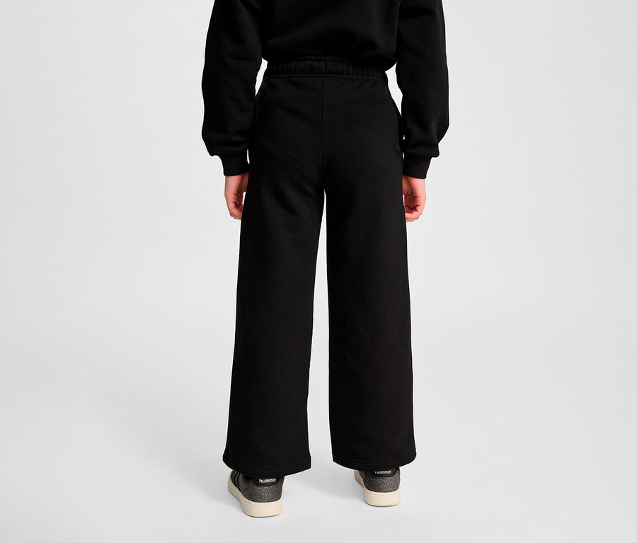 Personne vue de dos portant un pantalon de survêtement HUMMEL HMLJR Loose WL noir.