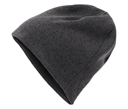 Bonnet tricoté gris.