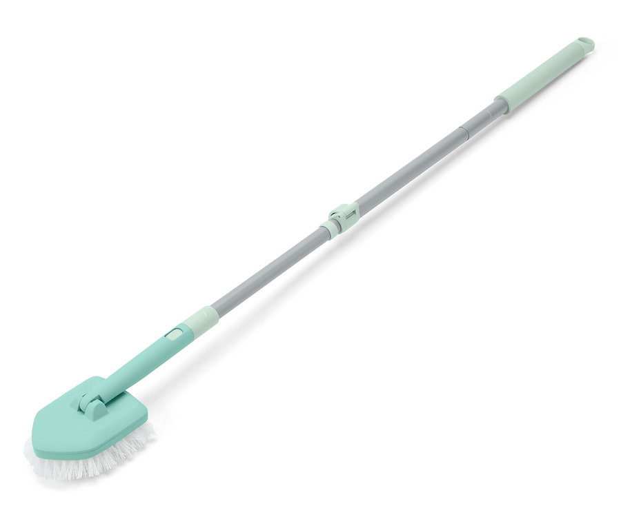Brosse de sol vert bleu clair avec des poils blancs et un manche télescopique gris sur fond blanc.