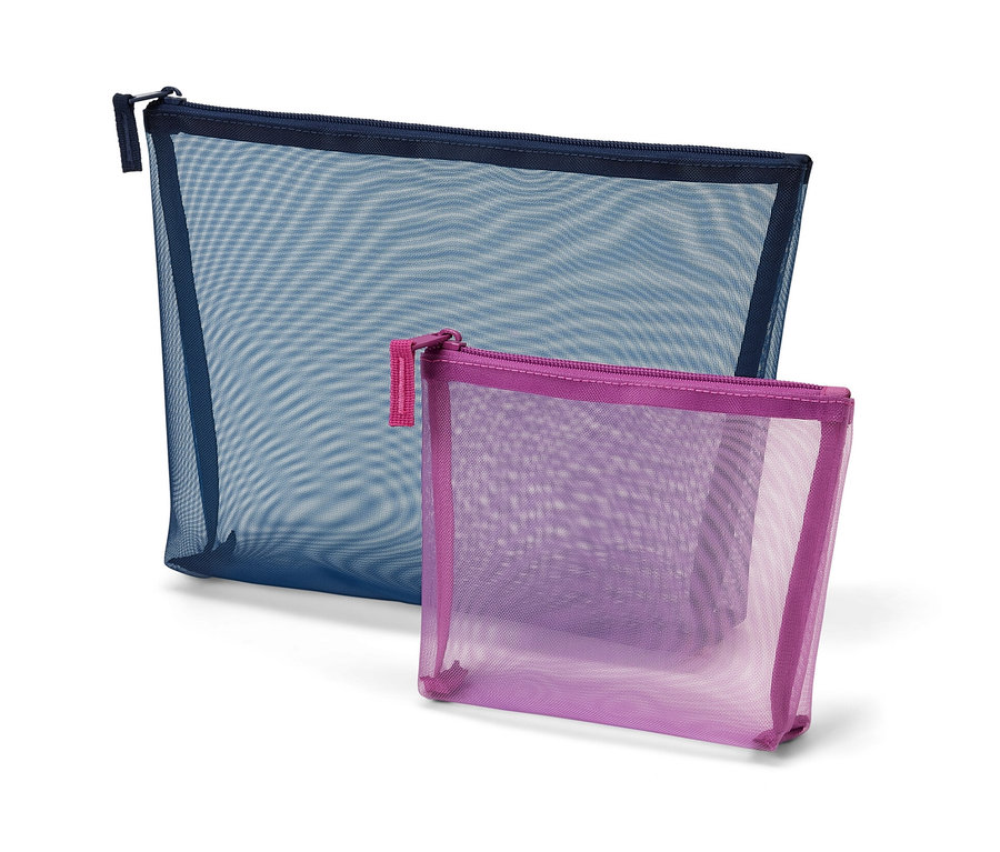 Deux pochettes de rangement, une bleu foncé et une violette.