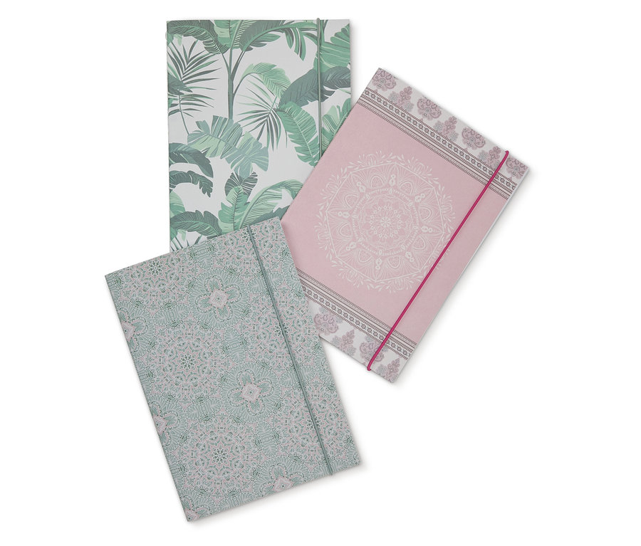 Trois cahiers avec des motifs différents.