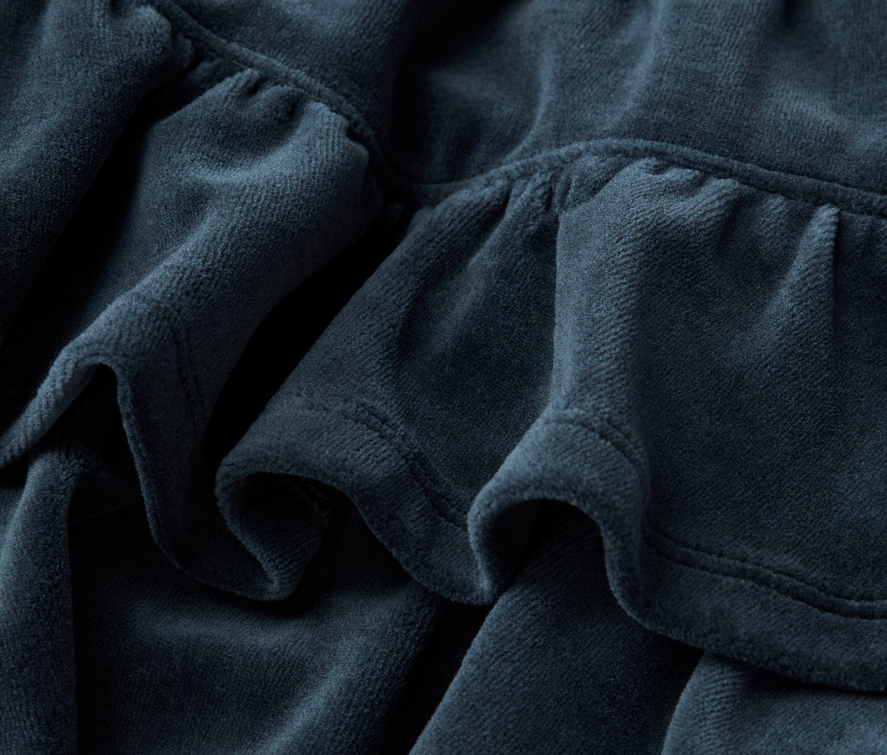 Gros plan d'un tissu bleu avec des plis.