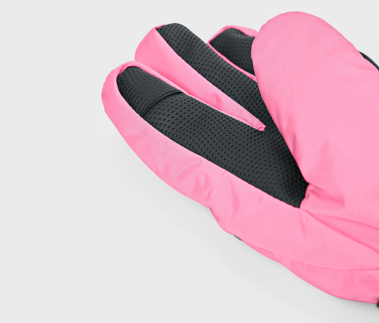 Détail d'un gant rose avec une texture de paume noire.