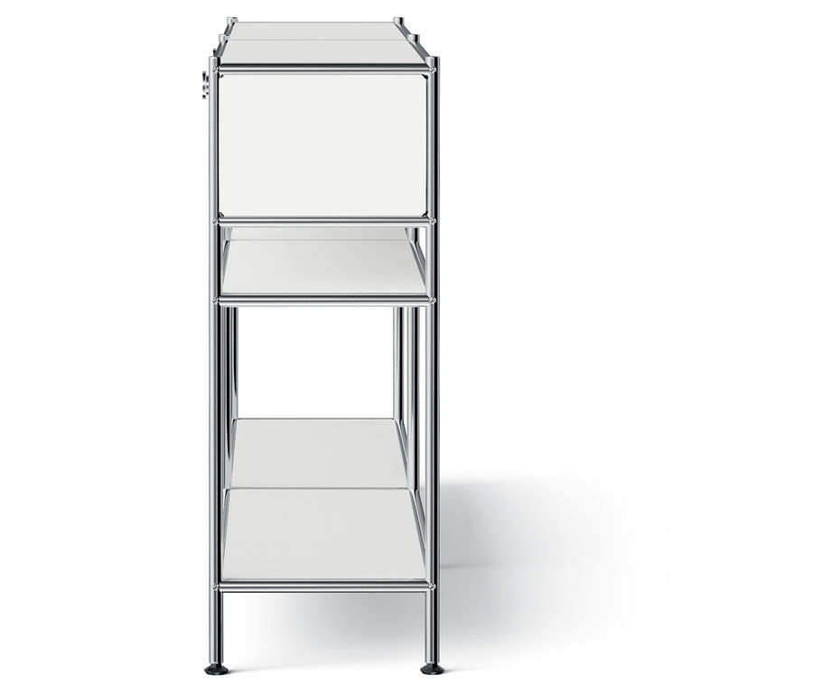 Étagère chromée avec trois tablettes blanches.