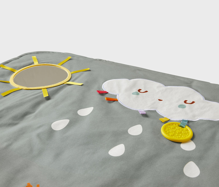 Couverture d’activités pour bébé avec soleil, nuage et gouttes de pluie.