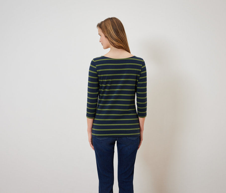 Une femme, vue de dos, porte un t-shirt à rayures bleu-vert et un jean bleu.
