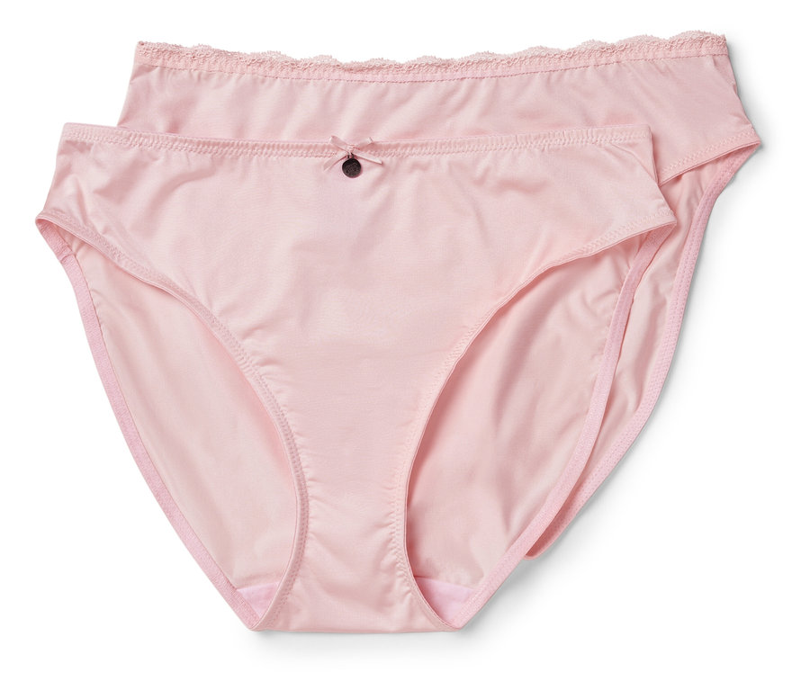 Deux culottes rose clair pour femmes sont posées l'une sur l'autre.