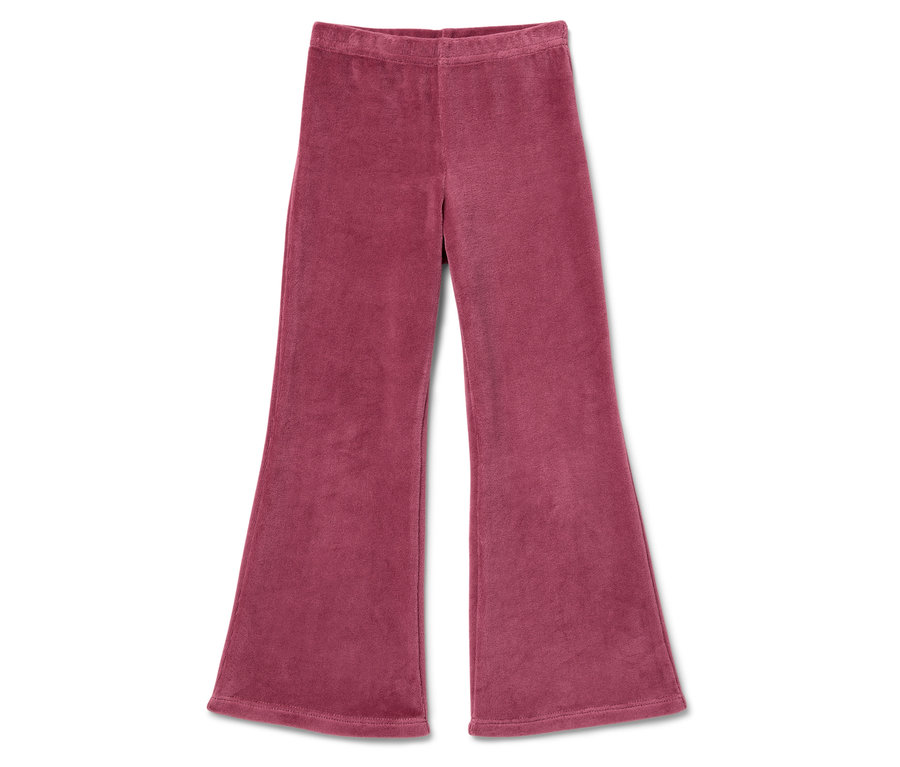 Un pantalon évasé en velours bordeaux posé sur un fond blanc.