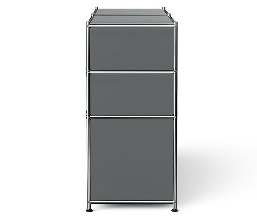Une armoire grise à trois niveaux avec un cadre chromé.