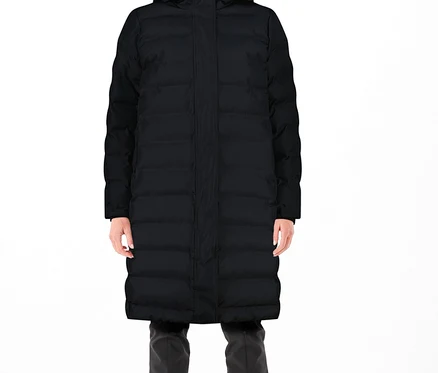 Une femme porte un manteau matelassé noir CMP Damen-Steppmantel.