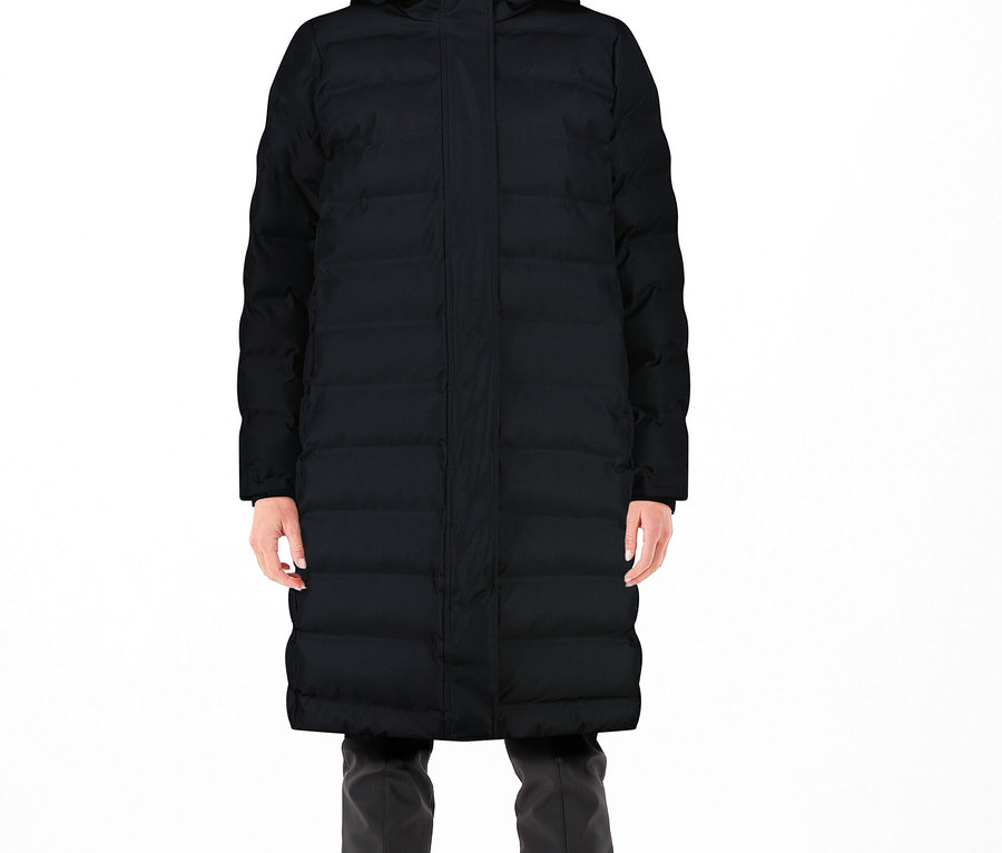 Une femme porte un manteau matelassé noir CMP Damen-Steppmantel.