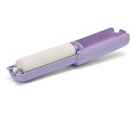 Rouleau anti-peluches violet avec rouleau blanc à l'intérieur.