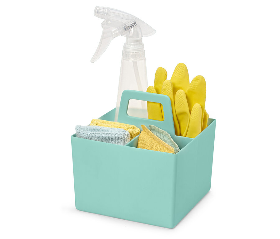 Dans un bac de rangement bleu clair se trouvent un vaporisateur, des gants en caoutchouc jaunes et des chiffons.