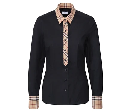 Une chemise noire à manches longues avec un col et des poignets à carreaux.