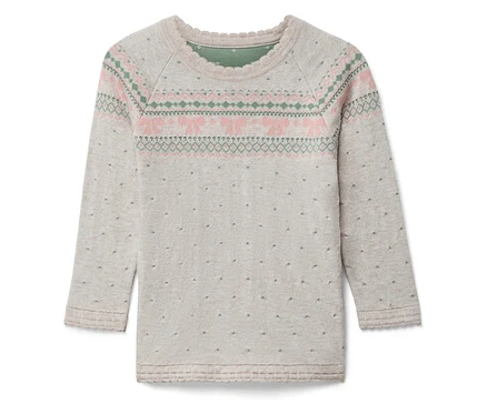 Détail d'un pull à manches longues avec bordure décorative et motif jacquard rose et vert sur fond gris.