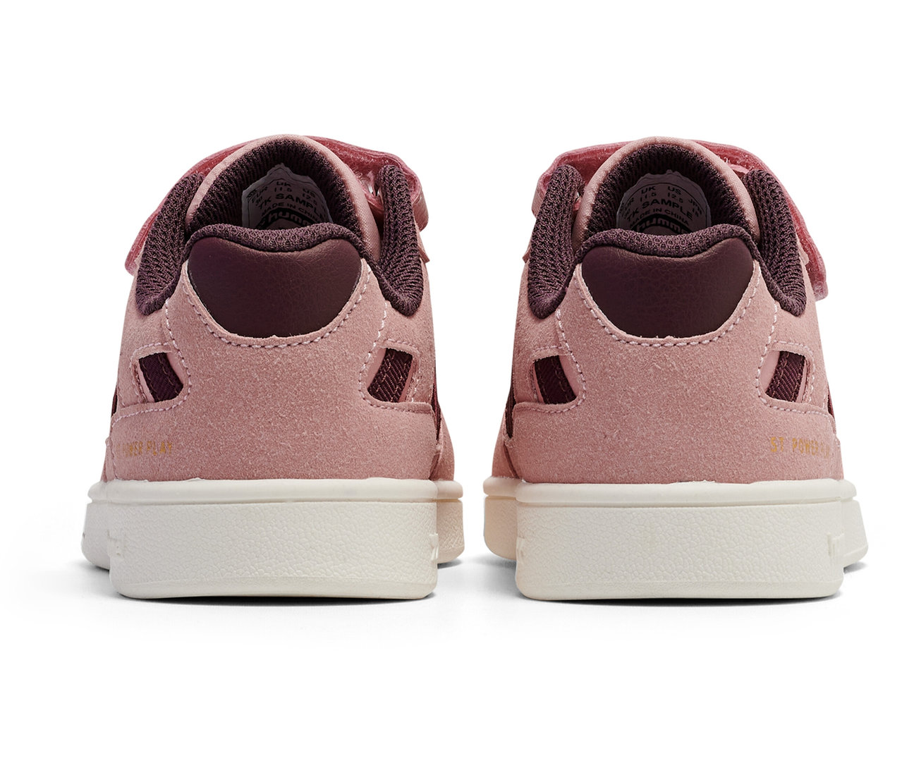 Deux chaussures roses HUMMEL ST Power play SP Jr avec des semelles blanches, vues de derrière.
