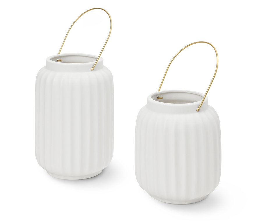 Deux bougeoirs en céramique blanche avec des poignées en fil de fer.