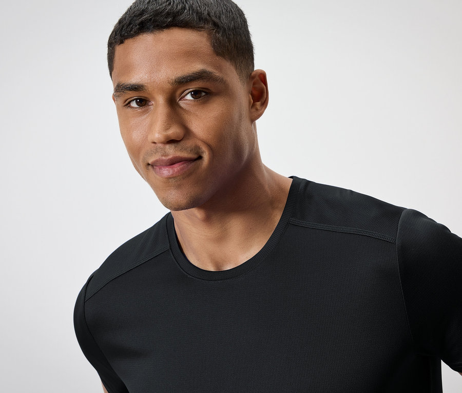 Portrait d'un homme portant un t-shirt noir.