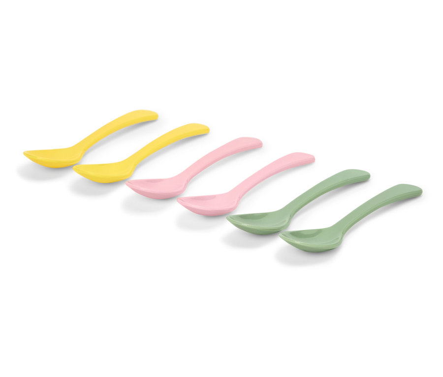 Sur un fond blanc, six cuillères jaunes, roses et vertes sont alignées.