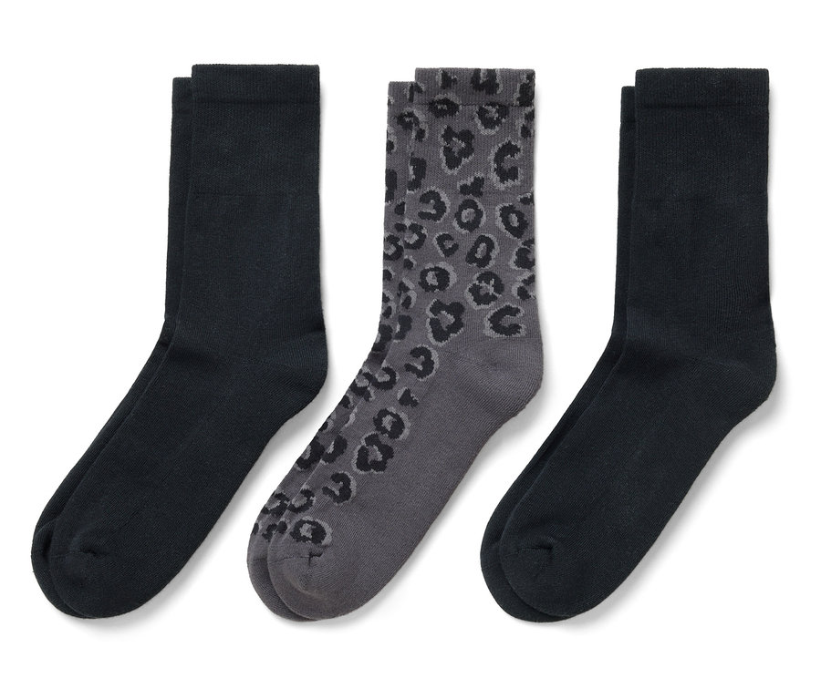 Trois paires de chaussettes : deux noires et une grise à motif léopard.