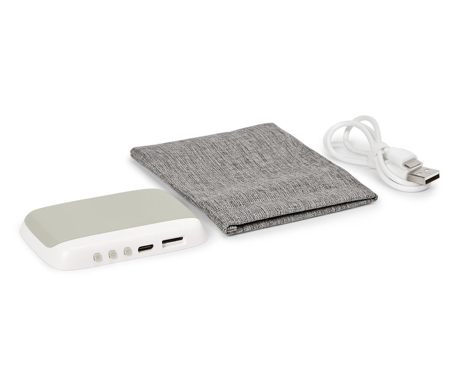 Une banque d'alimentation grise, une pochette grise et un câble USB blanc reposent sur un fond blanc.