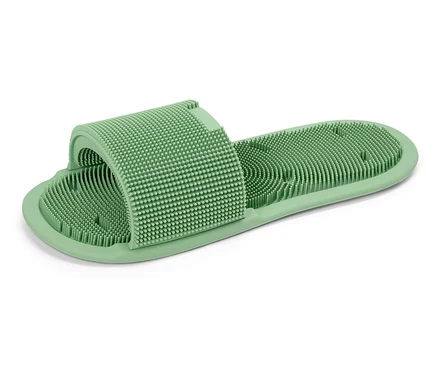 Une seule pantoufle de massage verte avec des picots.