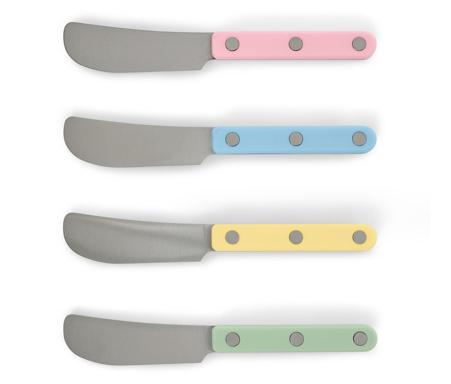 Quatre couteaux à beurre avec des manches colorés en rose, bleu, jaune et vert.
