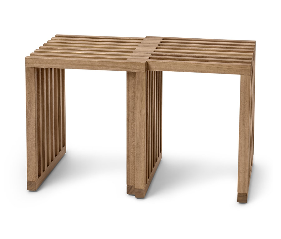Tabouret dépliant étendu en bois naturel avec une assise à lattes.